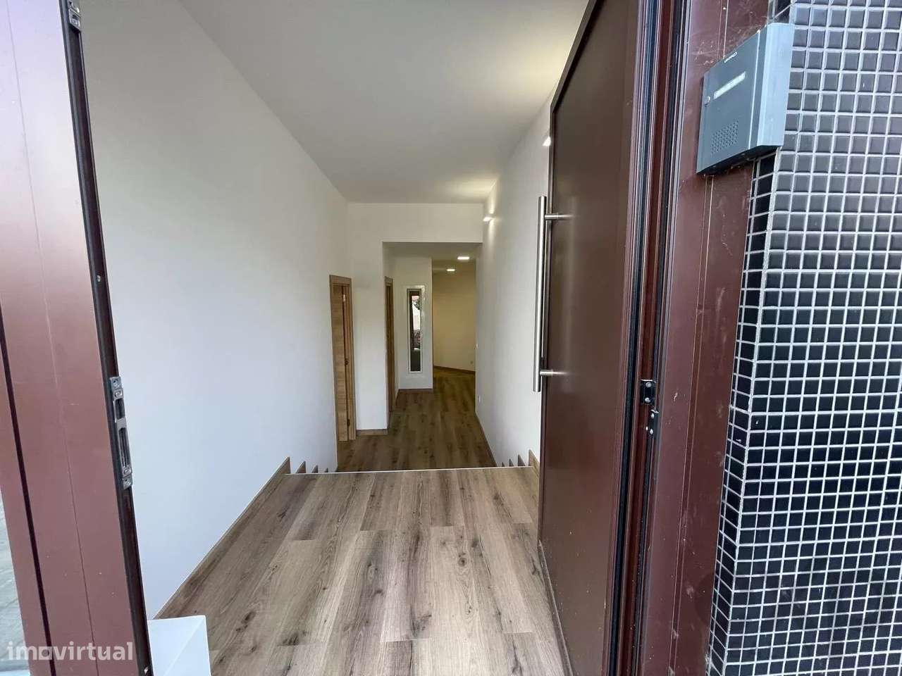 Apartamento no rés-do-chão com entrada privativa e localização privile - Grande imagem: 2/13