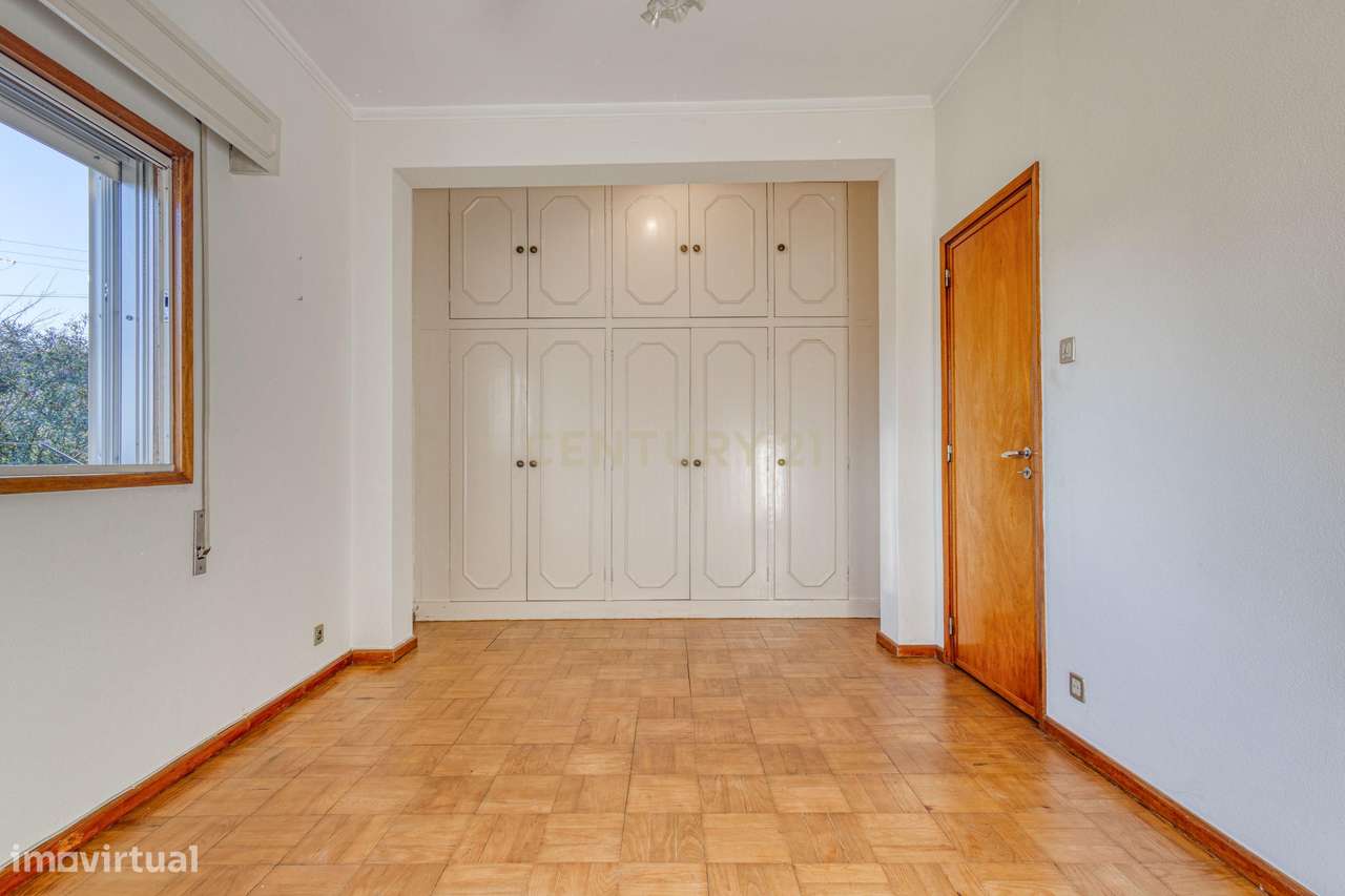 Moradia T3 com 4 frentes e garagem junto a igreja da Santa Rita-38