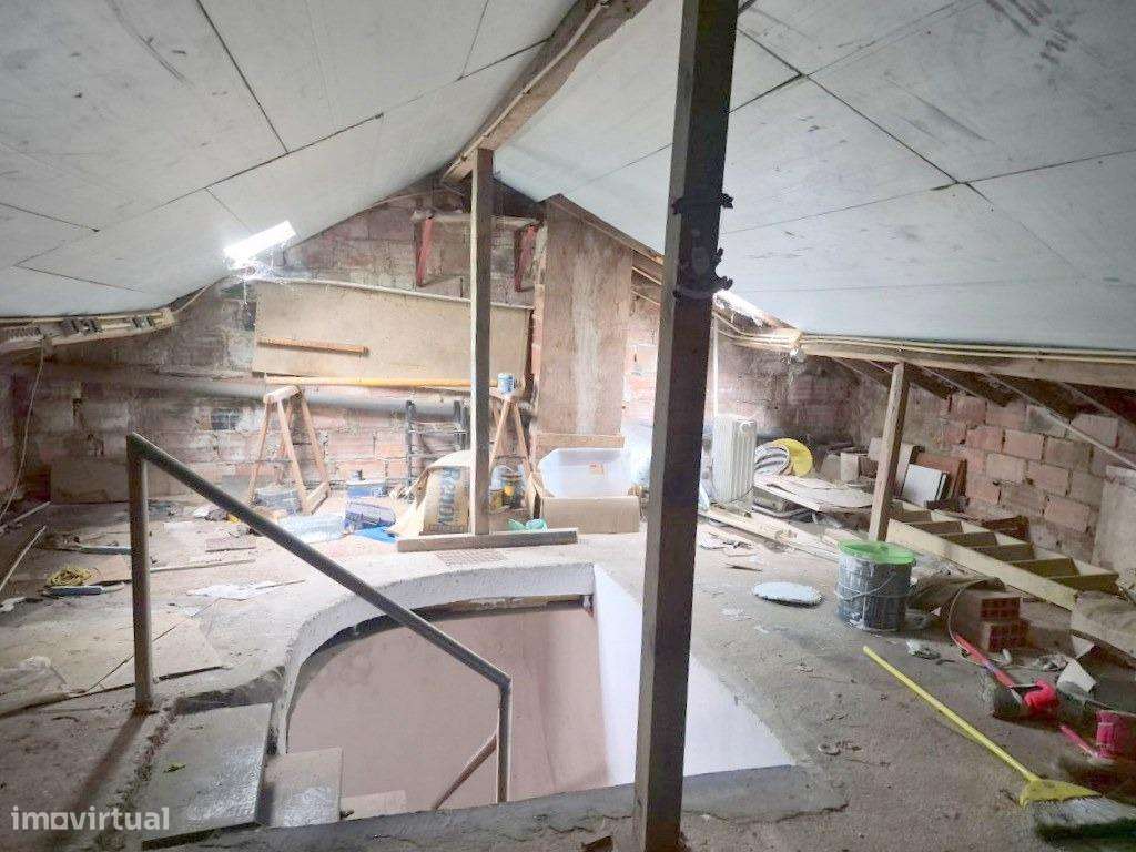 Moradia T3 para remodelar Vialonga-9