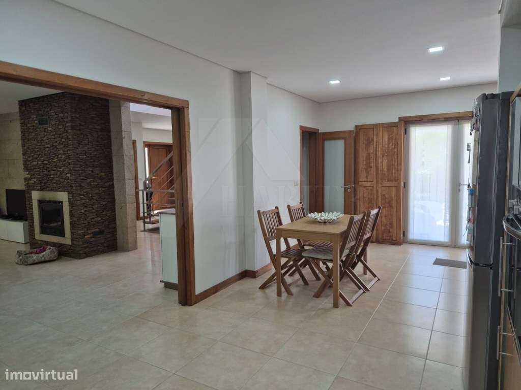Moradia T4 com Suite, Jardim e Garagem - Centro de Ponte de Lima-28