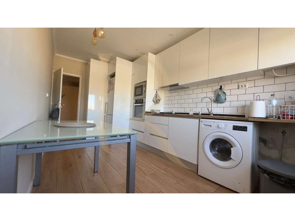 Apartamento T3 com elevador, marquise e arrecadação no Fogueteiro-9