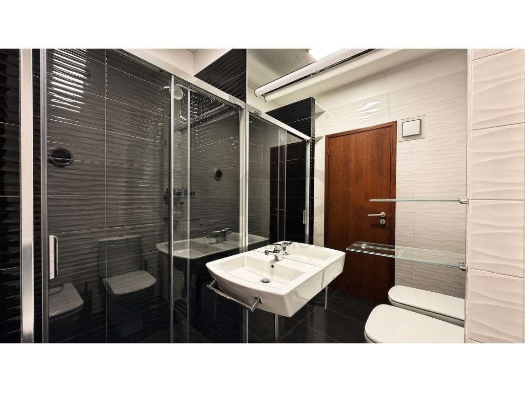 Apartamento T4 em Miraflores-8