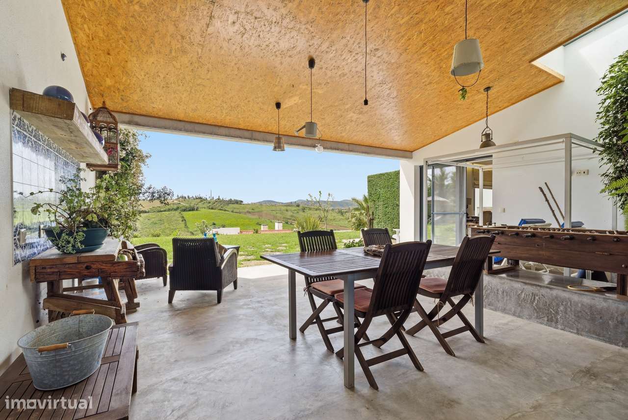 Quintinha T4 com edificação contemporânea no coração do Oeste, com ter-27