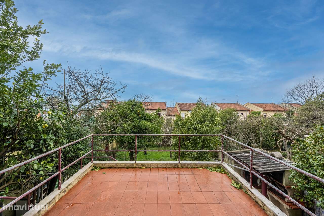 Moradia T4 de gaveto em Nogueira-13