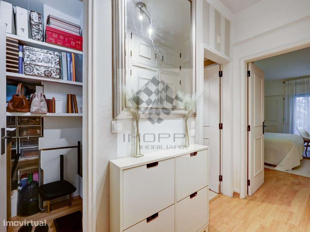 Apartamento T2 com varanda no centro de Carnide-23