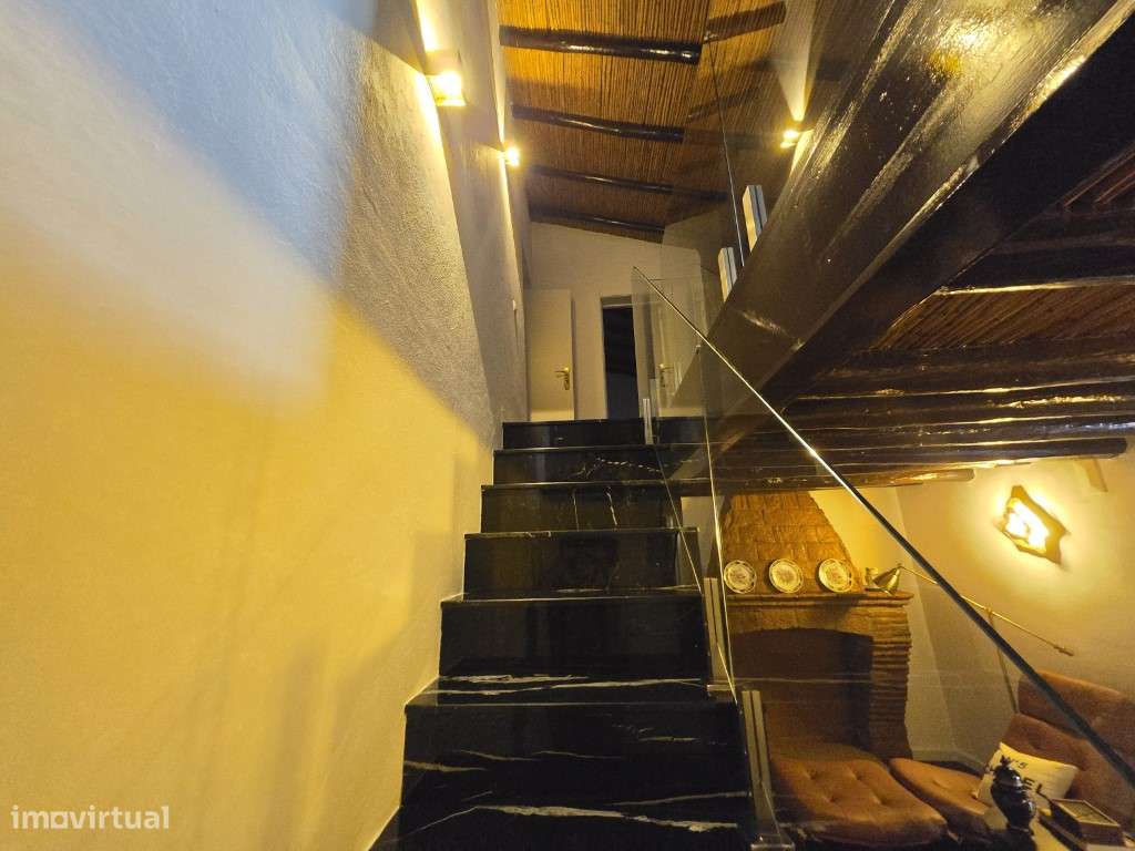 Moradia T5 Moderna com Piscina Aquecida e Garagem para 4 Carros-13