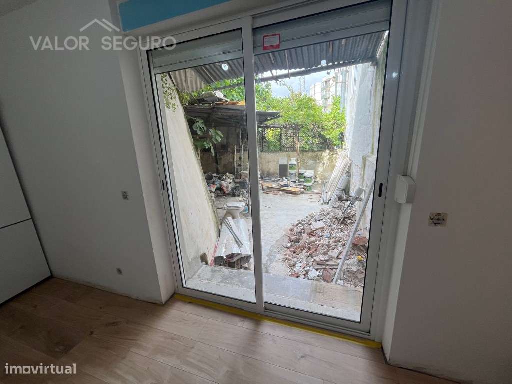 Apartamento T3 remodelado e com terraço-3