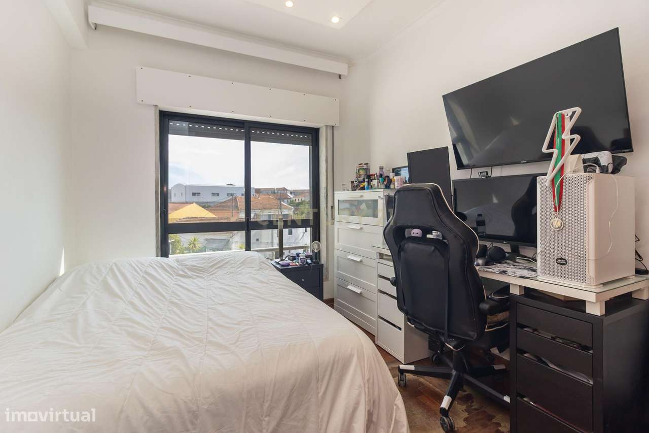 Magnifico T2, no Laranjeiro, perto do Alfeite, construção de 2002, pré-19