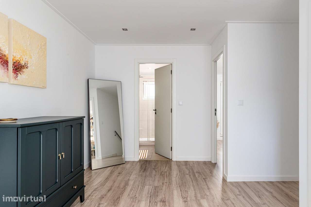 T2+1 Dúplex Remodelado com 4 Varandas e Vista Cristo Rei – Almada-18