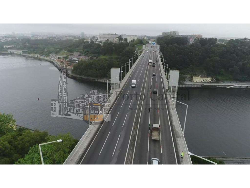 EXCELENTE LOJA EM PLENO CORAÇÃO DO PORTO, COM 17M2, COM METRO A POU... - Grande imagem: 2/21