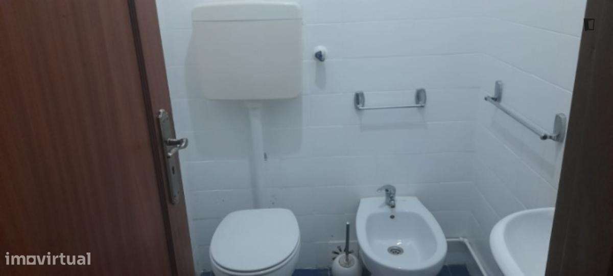 Quarto - localizado em Lordelo do Ouro Porto - Grande imagem: 5/9