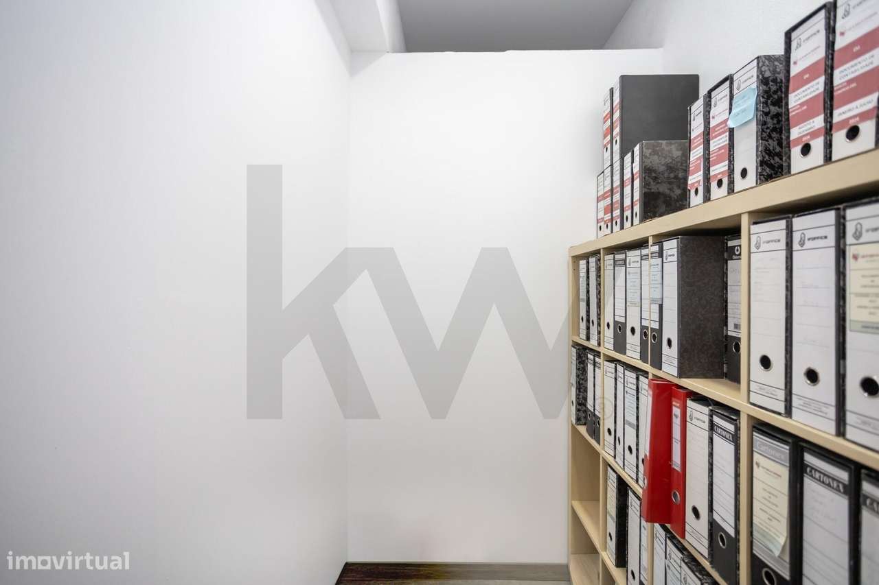 Espaço Comercial (Loja) no Centro de Corroios: Espaço Amplo, Remodelad-11
