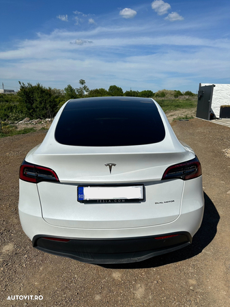 Tesla Model Y - 5