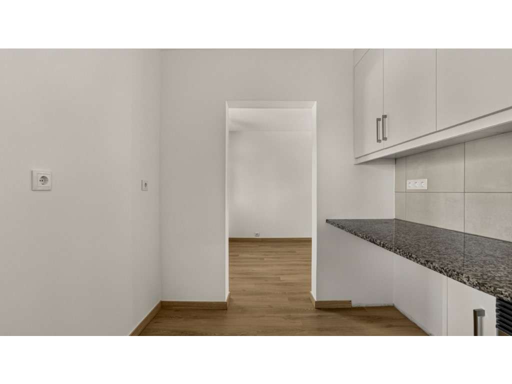 Apartamento T2 Remodelado nos Olivais-16