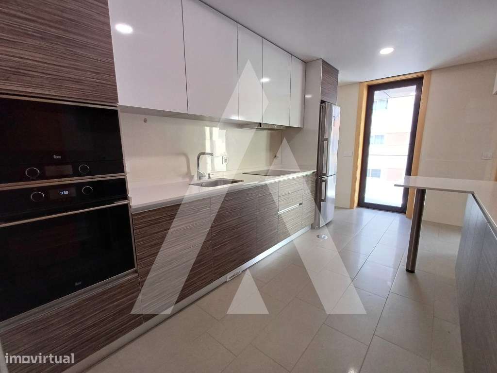 Apartamento T2 junto ao Centro Comercial Glicínias - Grande imagem: 1/21