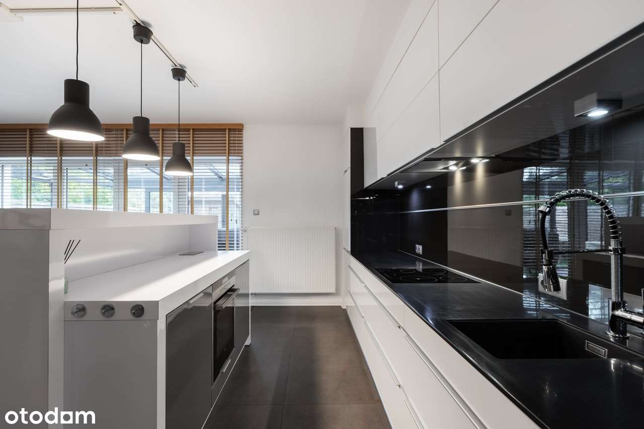 Dom w zabudowie bliźniaczej z basenem.-6