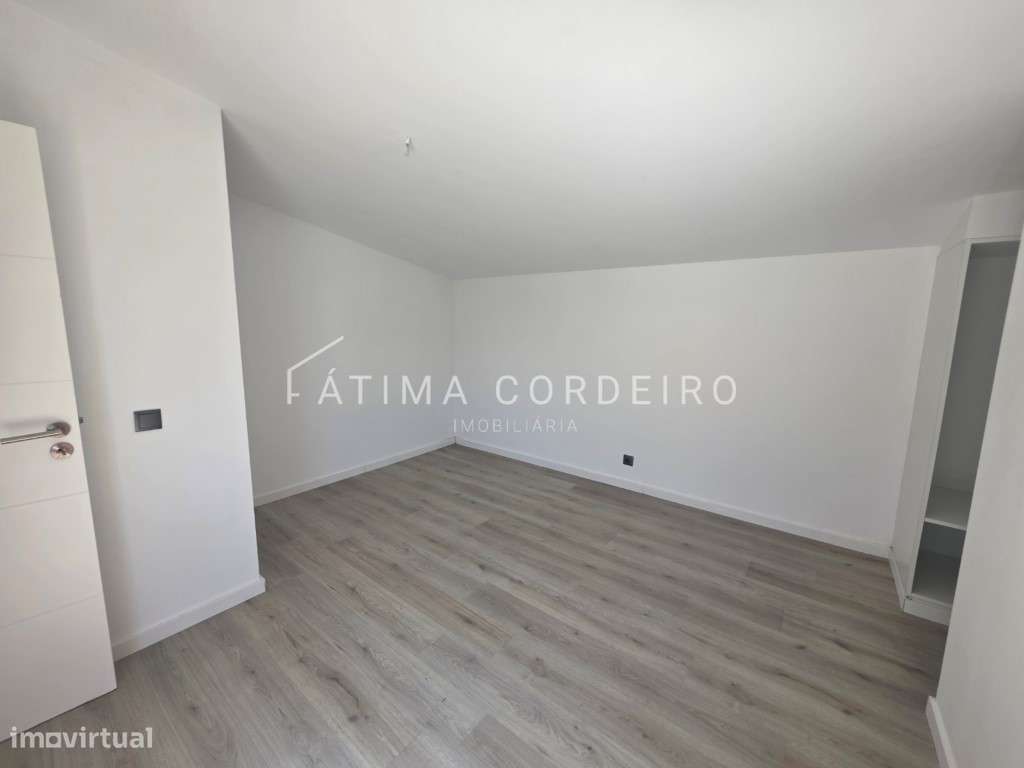 Moradia T3 com piscina e terraço-7