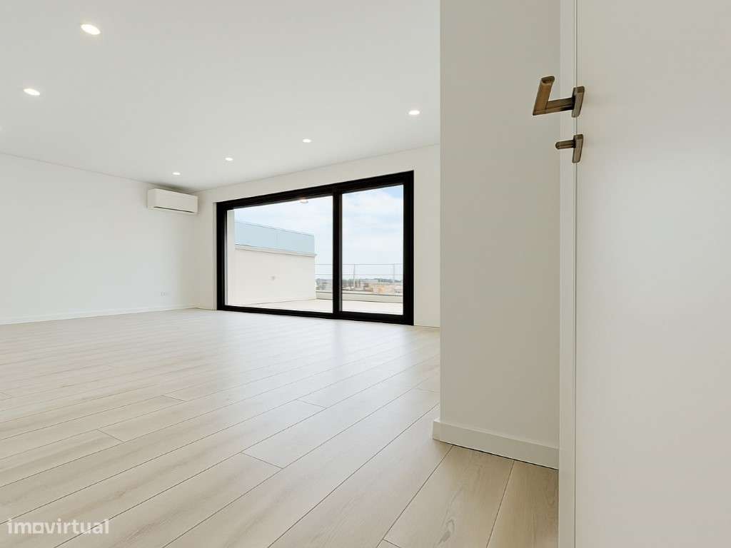 Apartamento T5 | Garagem em BOX | 2 Terraços-0