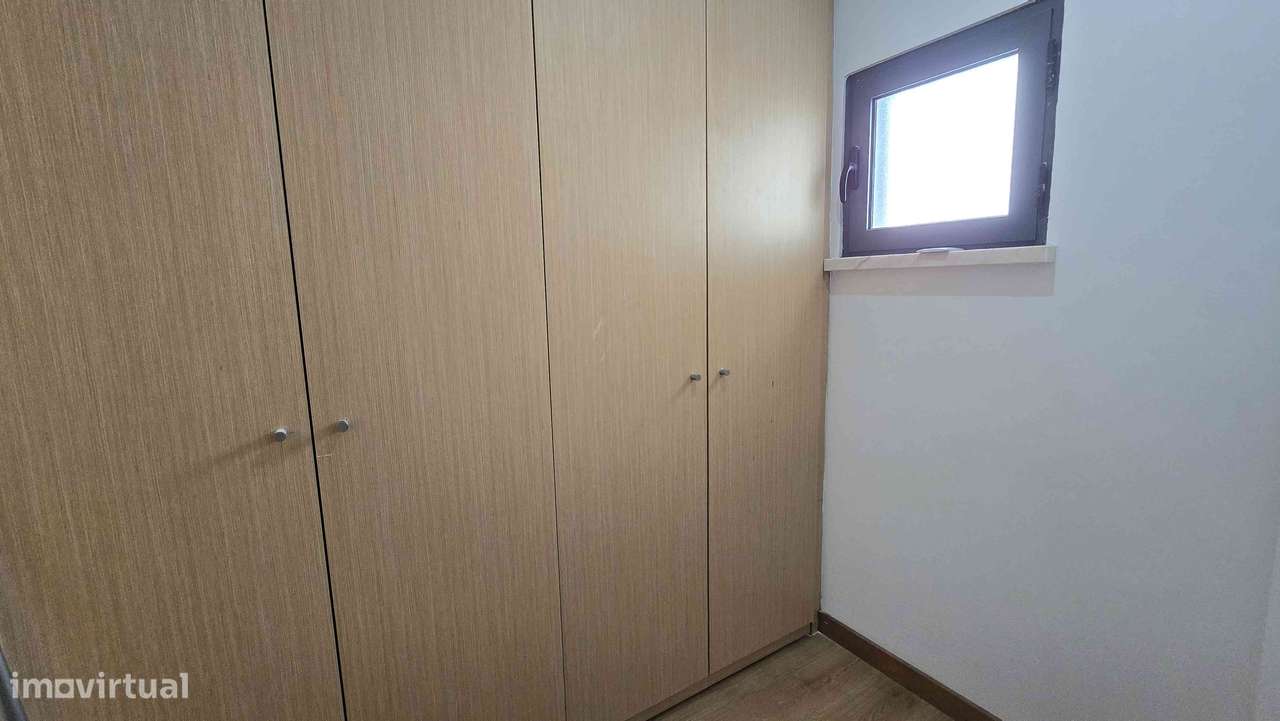 Moradia T4 isolada com jardim e garagem-19