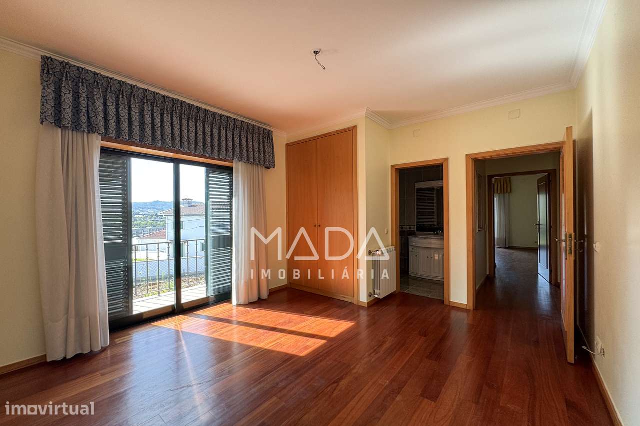 Moradia T4 + Moradia em pedra + terreno (3 artigos) em Lago, Amares-15