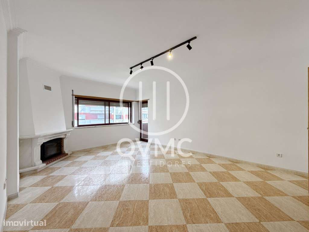 Apartamento T1 na Cavaleira com parqueamento e varanda-14