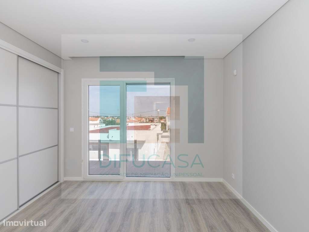 Moradia Isolada T4 Duplex com Piscina e Garagem-38