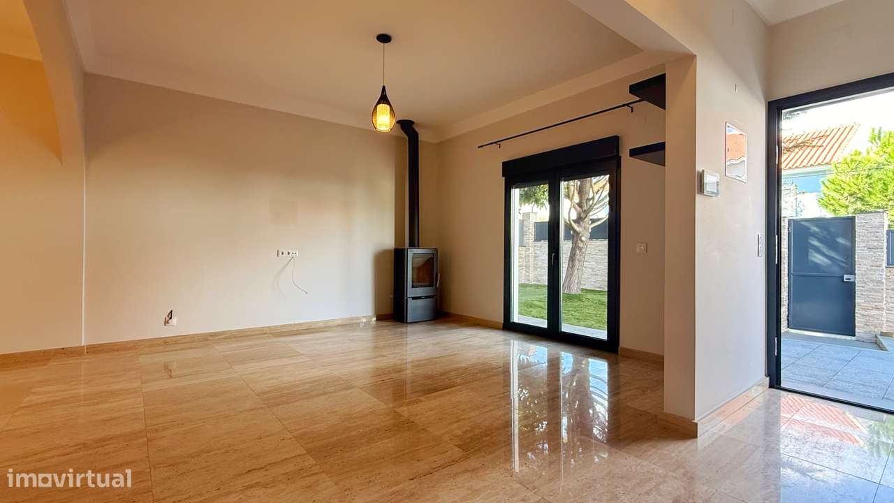 Moradia IsoladaT1+1 Totalmente Remodelada -Charneca da Caparica-16