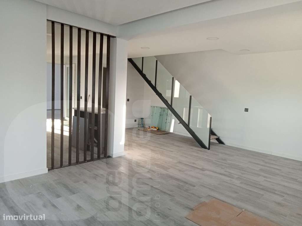 Moradia Nova T2 1 Com Garagem E Piscina Em Fernao Ferro