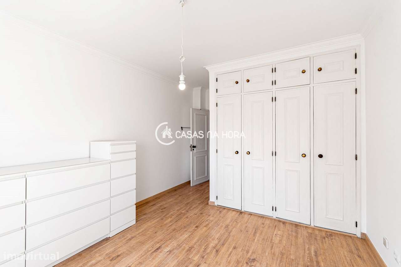 Agradável apartamento T3 na Rua Garcia de Resende, junto ao Colégio...-12