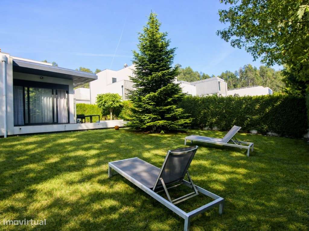 Moradia T4 com 4 frentes e jardim privado com árvores espaço e lumi...-6