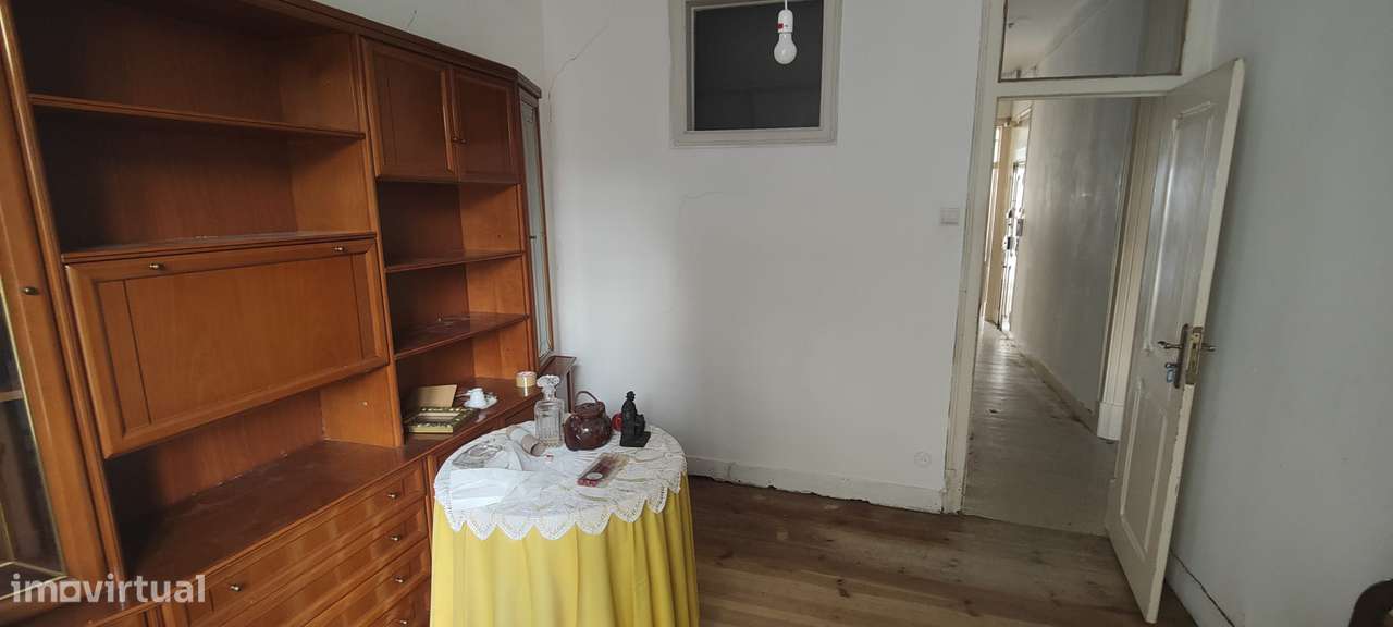 Apartamento T3 com varanda em Avenidas Novas, para remodelação total.-31