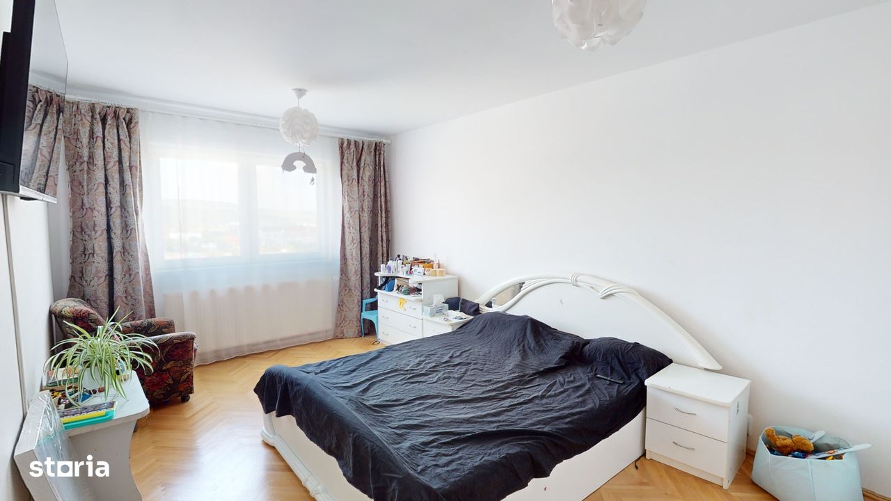 Apartament decomandat, bloc cu lift| zona Vasile Aaron.