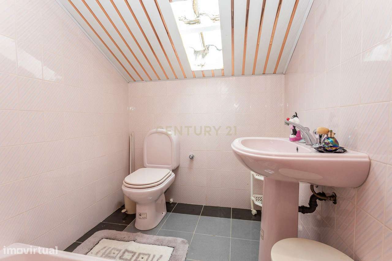 Moradia com características únicas na Aroeira-26