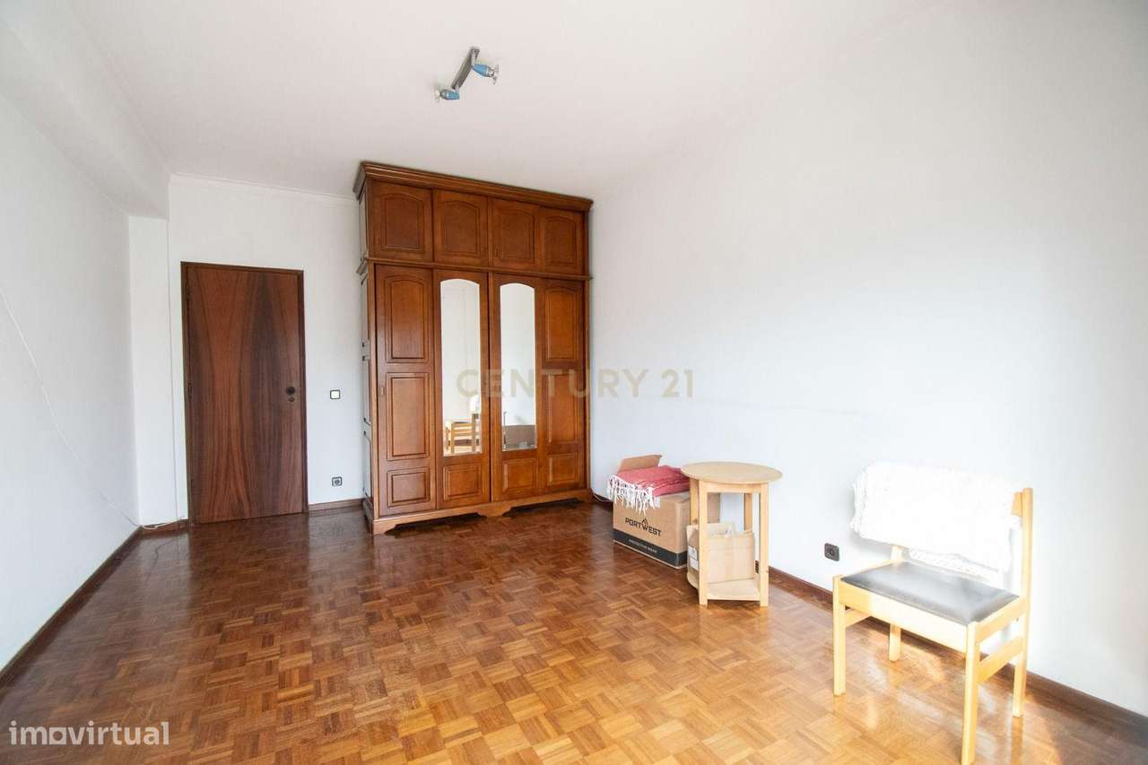 Apartamento T2 com Garagem e Vista Panorâmica – Rua António Jardim, Co-6