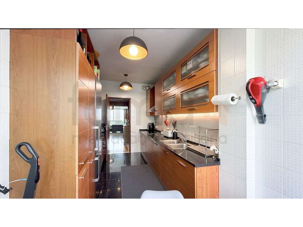 Apartamento T4 em Miraflores-31