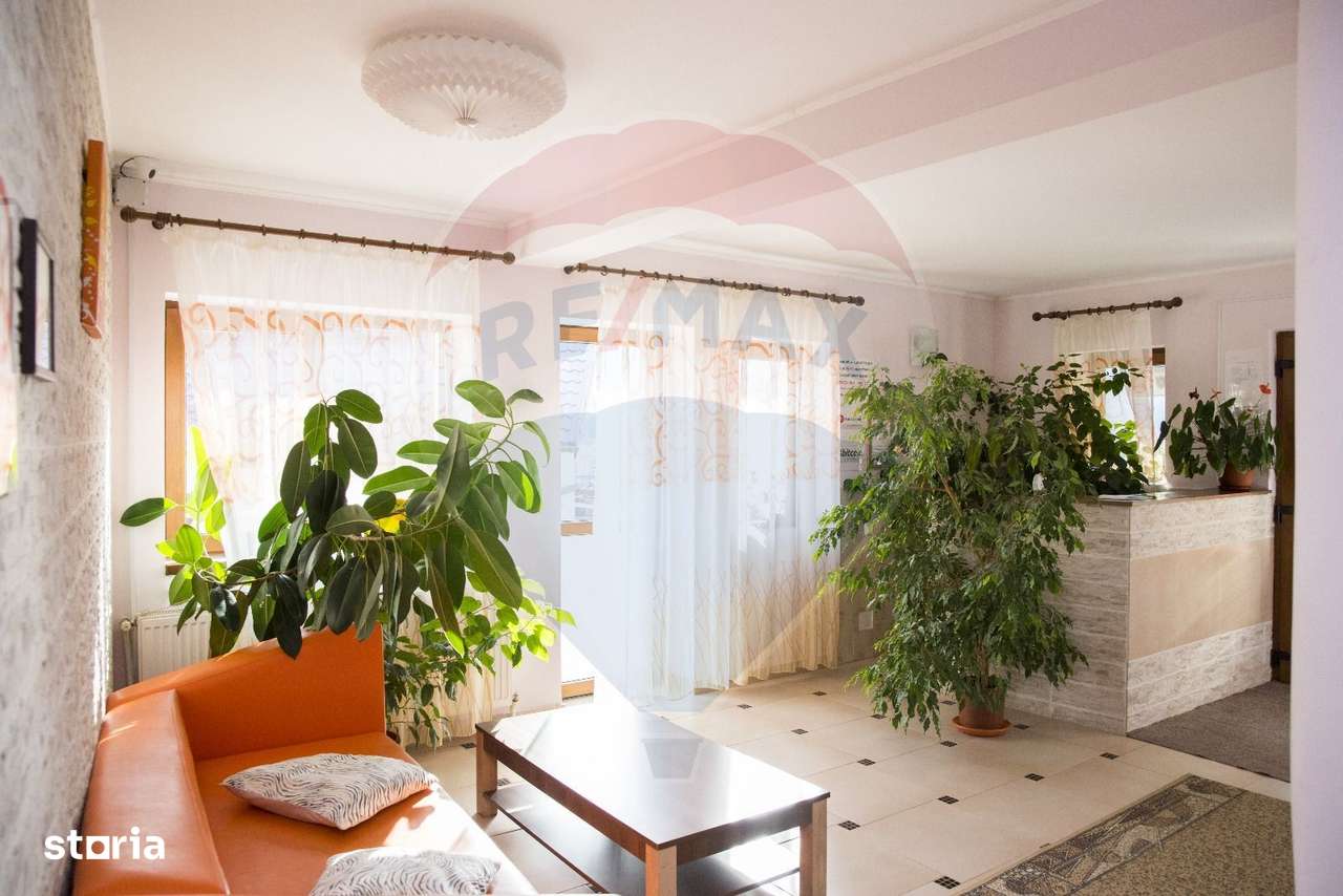 Hotel / Pensiune 3 stele cu 18 camere de vânzare -Busteni - Imagine principală: 1/10