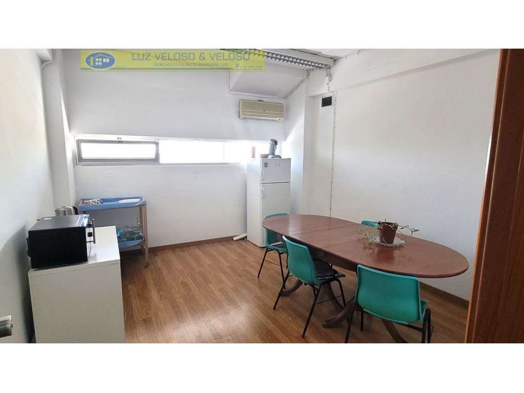 Armazém de 3 pisos, 3 entradas, 1118 m2, nas Olaias, Lisboa-15