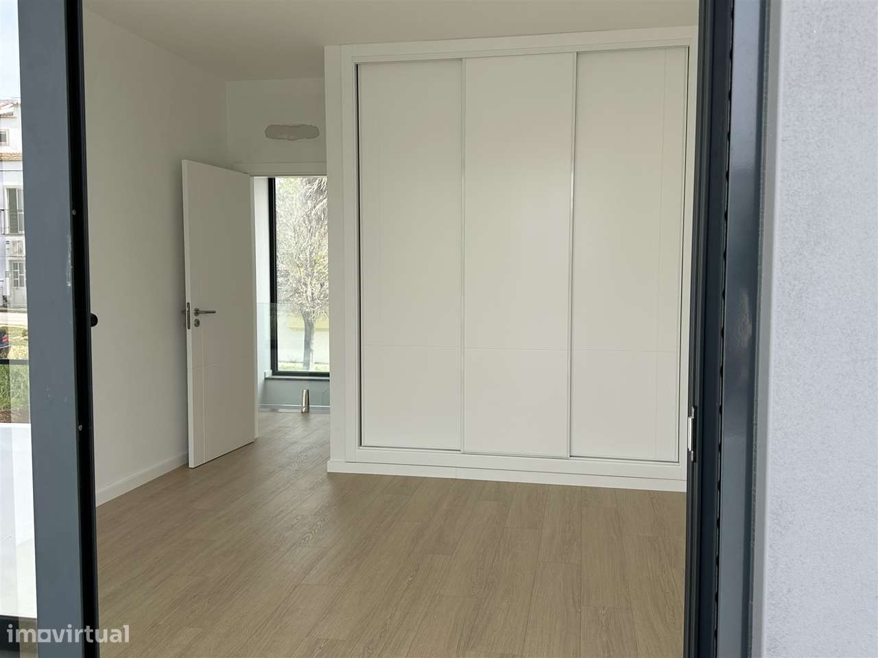 Moradia Unifamiliar de Luxo com Piscina e Jardim-34