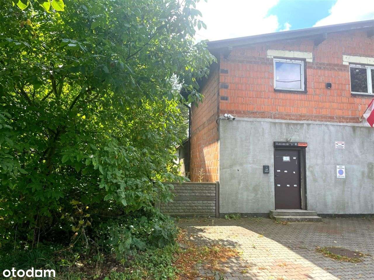 Dwa budynki. Mieszkalny i produkcyjno - magazynowy.-1