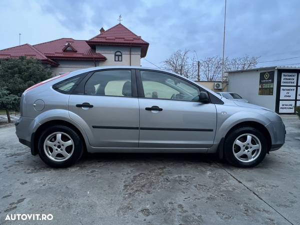 Ford Focus 1.6 16V Style - 9