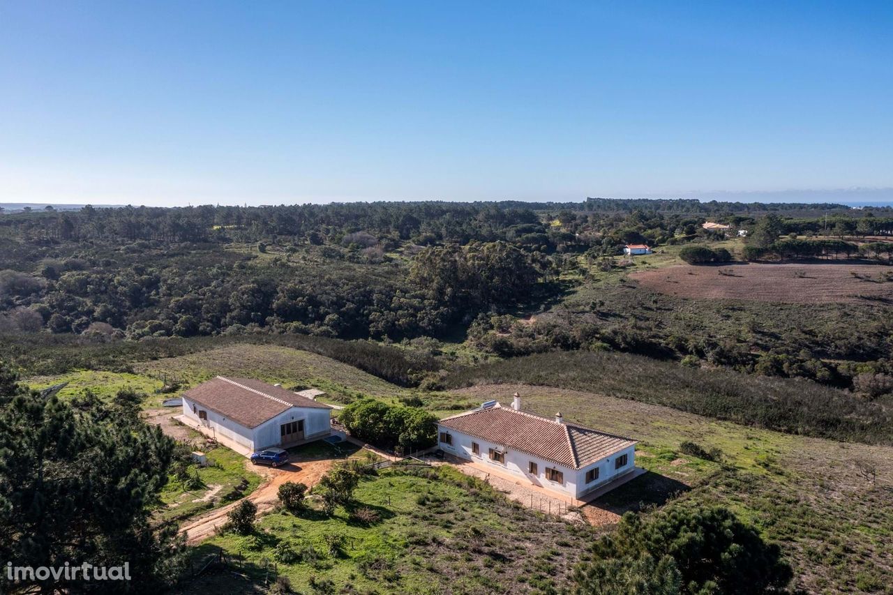 PROPRIEDADE RURAL COM TRÊS QUARTOS E VISTA PARA O MAR; VALES, ALJEZUR