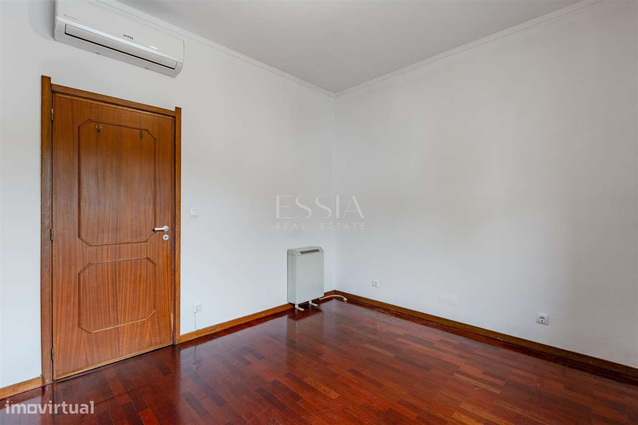 Apartamento T4 com Garagem Box entre o Marquês e Praça Sá Carneiro-20