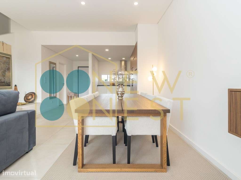 Moradia T3+1 em Banda como Nova com pátio e Vista Castelo de Palmel...-10