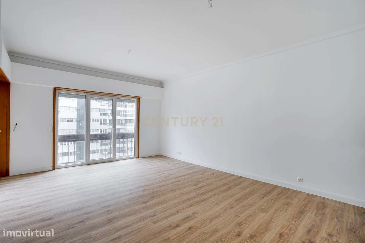 T2 transformado em T3, totalmente remodelado, localizado numa das zona-19