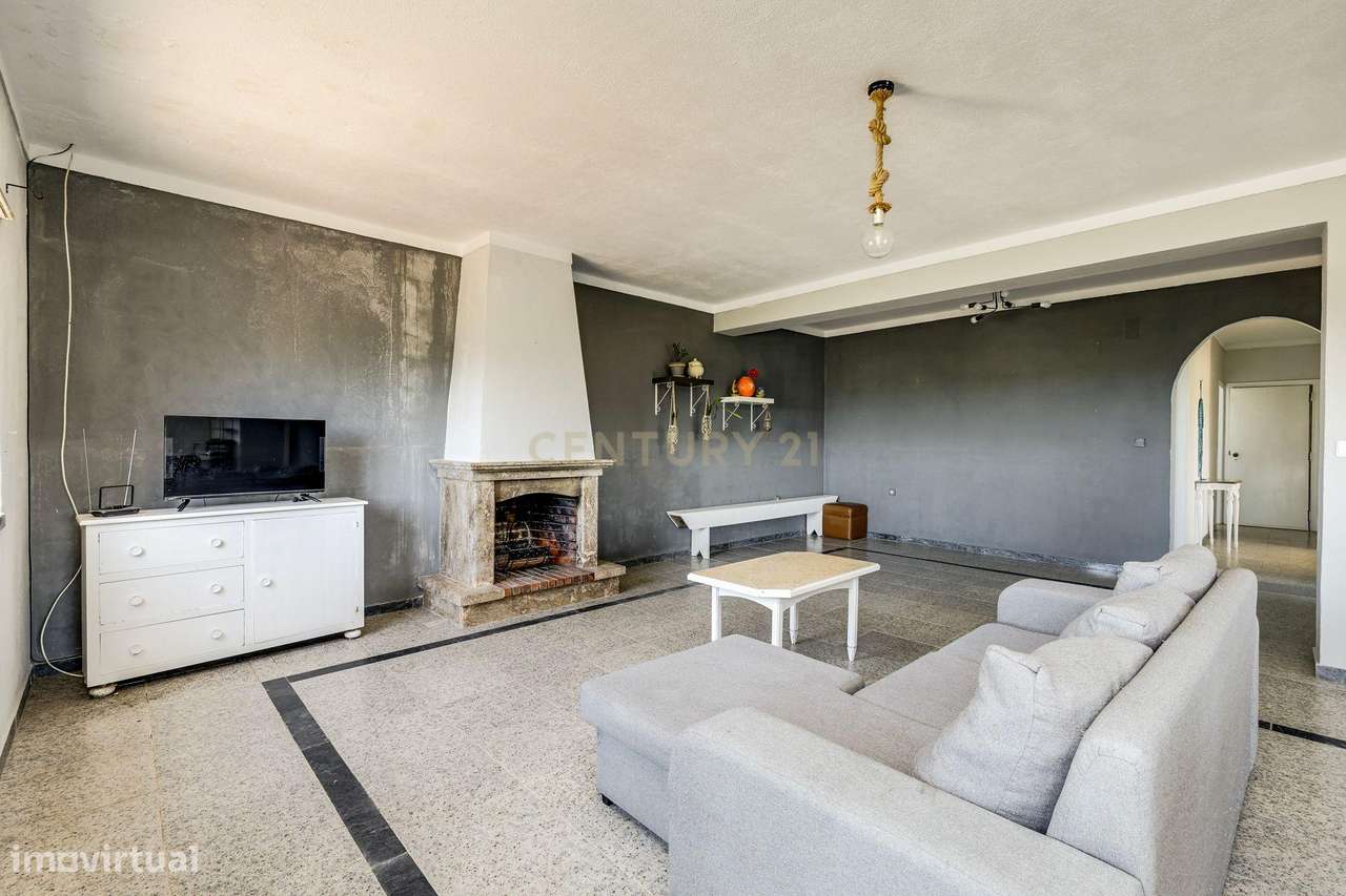 Moradia com Terreno Amplo e Vista Mar na Carvoeira-32