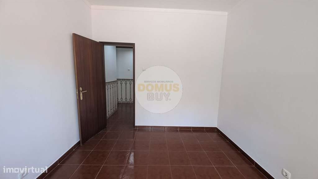 T1 NUM RÉS DO CHÃO COM QUINTAL - AMORA-13