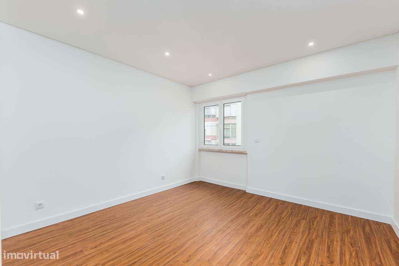 T2 Amadora | Totalmente Remodelado | Varanda-10