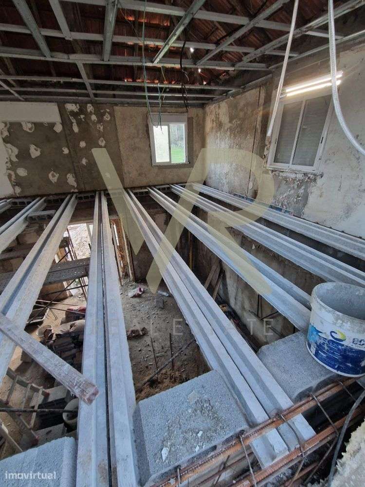 Moradia para Remodelação com Terreno Generoso em Ourém-24