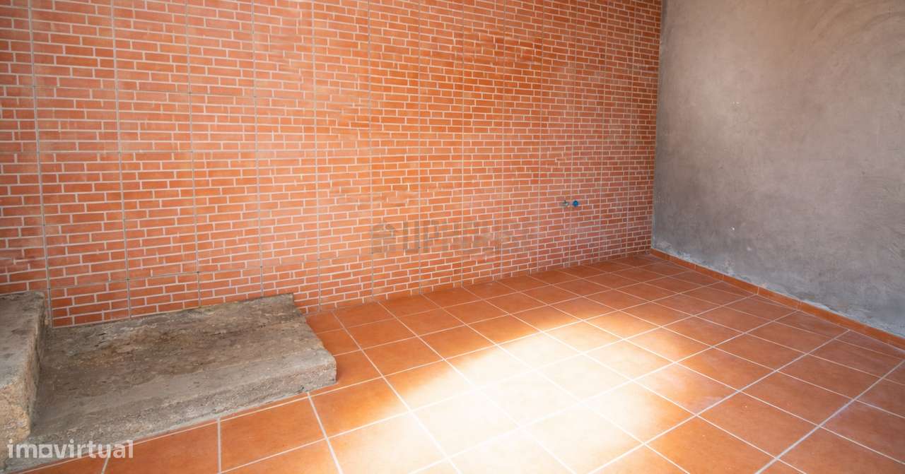 Moradia T2+1 em São Salvador - Espaço, Potencial e Proximidade à Cidad-14