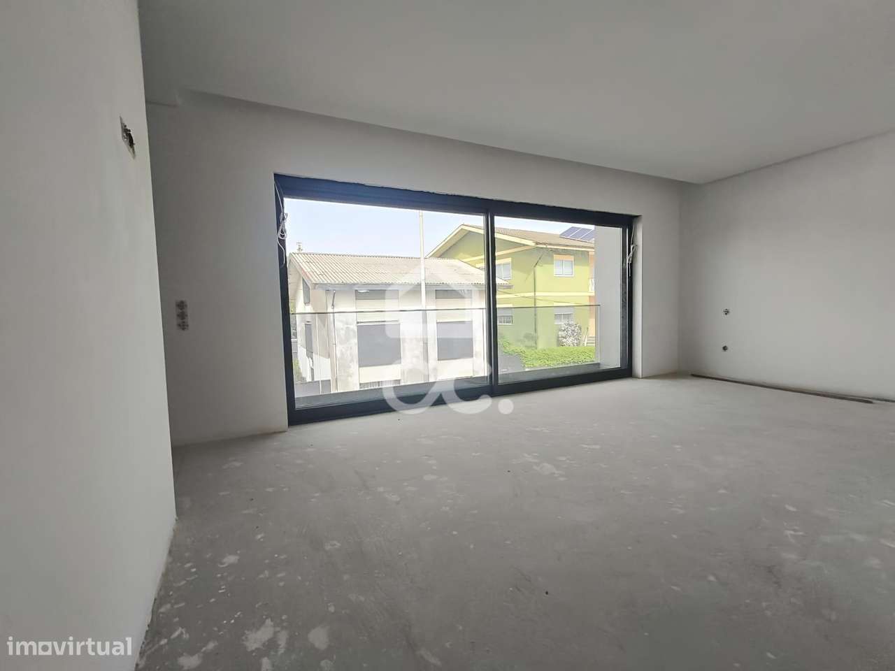 Moradia T3 Nova com 3 Suites, Jardim e Terraço – Design Contemporâneo-9